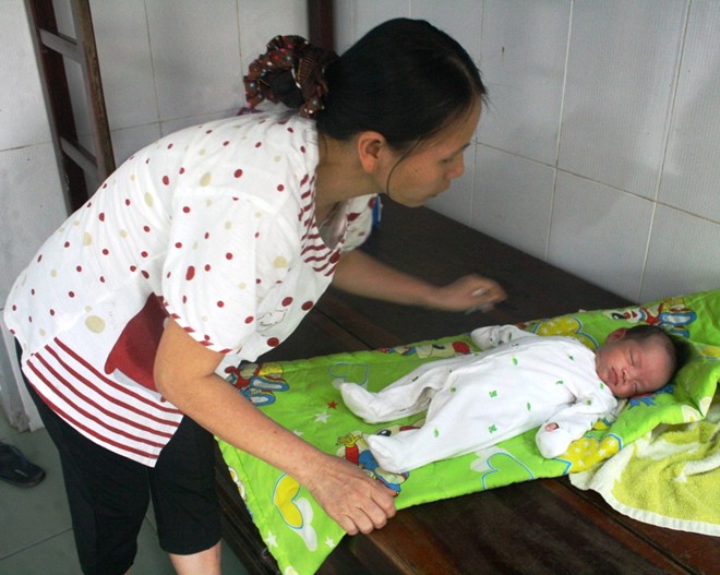 B&eacute; C&ugrave; Thiện Anh Tuấn bị vứt bỏ b&ecirc;n gốc c&acirc;y ở ch&ugrave;a Đức Sơn