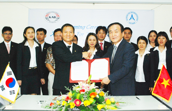 &Ocirc;ng Vũ Xu&acirc;n Thủy - Gi&aacute;m đốc BoA v&agrave; &ocirc;ng Suk - Tai - Kim, Ph&oacute; chủ tịch KAB trong lễ k&yacute; kết hợp t&aacute;c. Ảnh: N. Nam