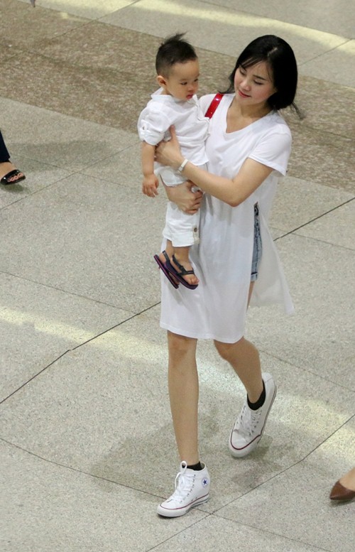 Ở đỉnh cao của sự nghiệp, Vy Oanh bỗng r&uacute;t lui v&agrave; sang Mỹ sinh con