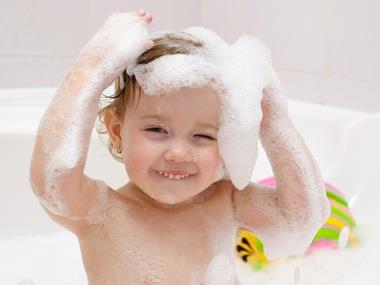 L&agrave;n da b&eacute; cũng bị tổn thương v&igrave; x&agrave; b&ocirc;ng diệt khuẩn