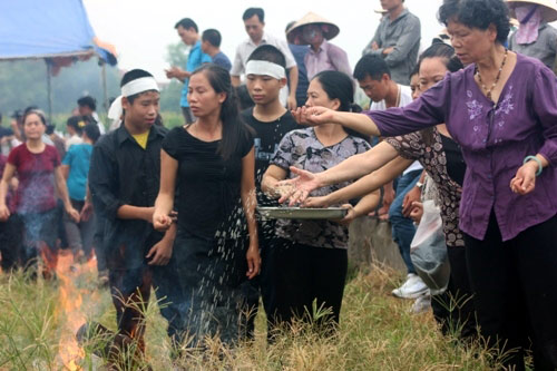 Người thân chị Huyền thường xuyên theo dõi tin tức từ báo đài để nắm bắt được diễn biến vụ việc