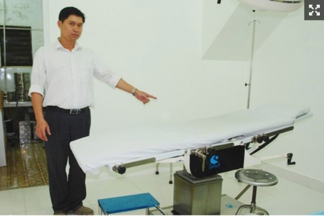 Trên chiếc bàn phẫu thuật này, Tường đã gây mê và thực hiện các bước làm đẹp cho khách hàng