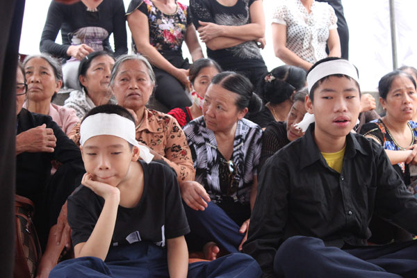 Từ 8h sáng,người thân của nạn nhân vụ thẩm mỹ viện Cát Tường có mặt tại nghĩa trang chuẩn bị làm lễ cầu siêu cho chị Huyền