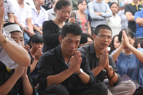 Gia đình chị Huyền được nghe những người dân ở xã Văn Đức kể lại quá trình vớt xác nạn nhân