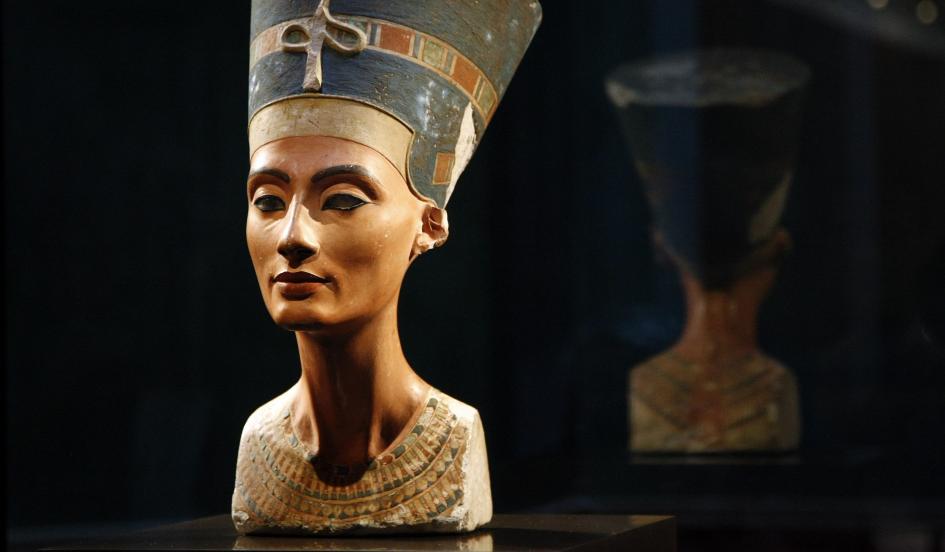 Tuy nhiên, vẫn còn xác ướp của một người nổi tiếng khác cùng thời vua Tutankhamun chưa được tìm thấy, đó là Nữ hoàng Ai Cập Nefertiti, chính thất của Pharaoh Akhenaten, mẹ kế của Tut. Không chỉ vậy, bà còn được đánh giá là một trong những phụ nữ đẹp nhất lịch sử. Ảnh Kenneth Garrett/ National Geographic 