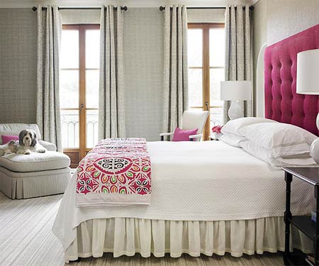 Phối m&agrave;u ph&ograve;ng ngủ thơ mộng với x&aacute;m bồ c&acirc;u v&agrave; sắc hồng tulip