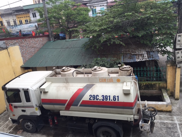 9.000 l&iacute;t ch&acirc;́t lỏng nghi xăng m&aacute;y bay bị bắt tại Hưng Y&ecirc;n