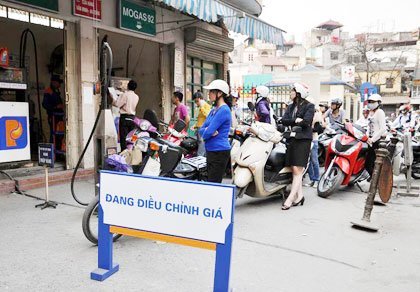Xăng ch&iacute;nh thức tăng gi&aacute; gần 2.000 đồng/l&iacute;t từ 21h tối 5/5