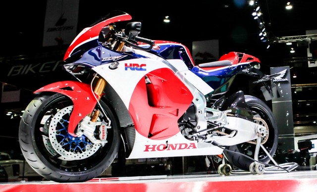 Xe Honda RC213V-S 2015 tr&ocirc;ng kh&aacute; giống xe đua với bộ c&aacute;nh 3 m&agrave;u trắng, đỏ v&agrave; xanh dương kh&aacute; bắt mắt
