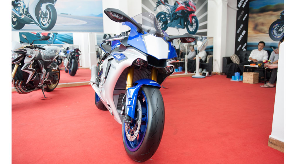 Tại thị trường Mỹ, một chiếc xe m&aacute;y Yamaha R1 2015 bản ti&ecirc;u chuẩn c&oacute; gi&aacute; 16.490 USD