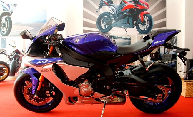 Si&ecirc;u xe Yamaha R1 2015 bản ti&ecirc;u chuẩn đầu ti&ecirc;n đ&atilde; c&oacute; mặt tại Việt Namtại Việt Nam