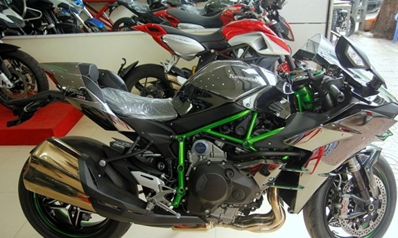 Gi&aacute; b&aacute;n lẻ của si&ecirc;u m&ocirc; t&ocirc; Kawasaki Ninja H2 tại Việt Nam l&agrave; 1,059 tỷ đồng