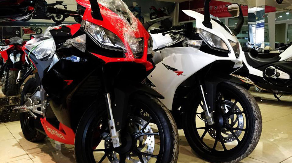 Aprilia RS4 c&oacute; hai m&agrave;u ch&iacute;nh đỏ v&agrave; trắng khi được b&aacute;n tại Việt Nam
