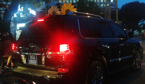 Chiếc xe Lexus 570 gắn biển xanh của Ph&oacute; Chủ tịch Hậu Giang
