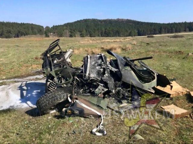 Một chiếc xe Humvee n&aacute;t b&eacute;t sau m&agrave;n đổ bộ thất bại