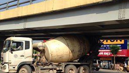 Chiếc xe bồn mắc kẹt khoảng 3 ph&uacute;t tại gầm cầu vượt L&ecirc; Văn Lương