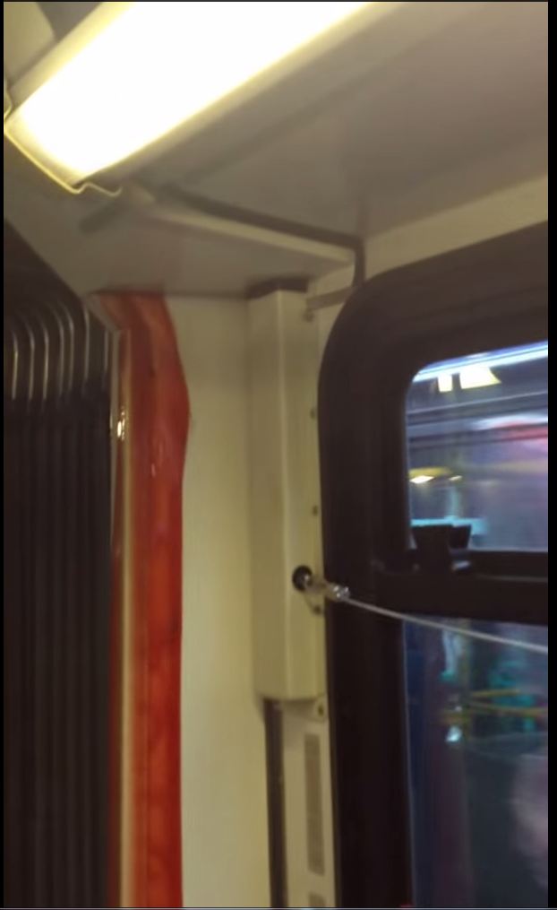 Chất lỏng m&agrave;u đỏ như m&aacute;u chảy v&agrave;o chuyến  xe bu&yacute;t khiến h&agrave;nh kh&aacute;ch hoảng sợ. Ảnh Metro