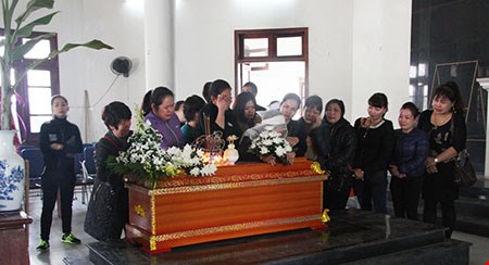  người th&acirc;n c&ugrave;ng bạn b&egrave; gia đ&igrave;nh &ocirc;ng Trần Việt Tiến v&agrave; ch&aacute;u Trần Gia H&acirc;n đ&atilde; tiễn đưa hai nạn nh&acirc;n