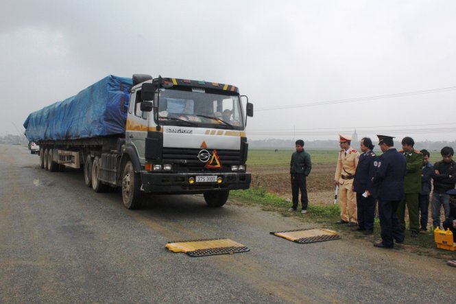 Lực lượng chức năng cân tải trọng đoàn xe chở gỗ quá tải