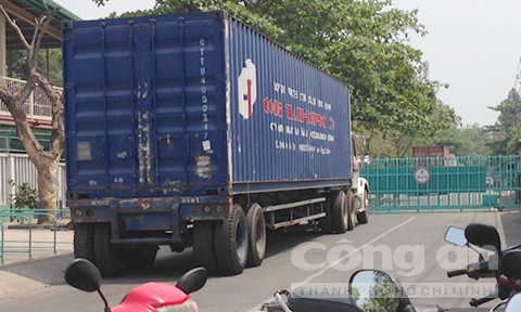 Hiện trường nơi xảy ra vụ việc xe container l&ugrave;i đ&acirc;m chết bảo vệ