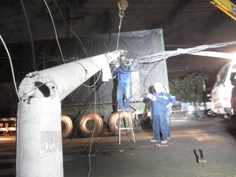 Cột điện bị k&eacute;o đổ khi container k&eacute;o sập gi&agrave;n đ&egrave;n trang ttr&iacute; đ&atilde; được khắc phục