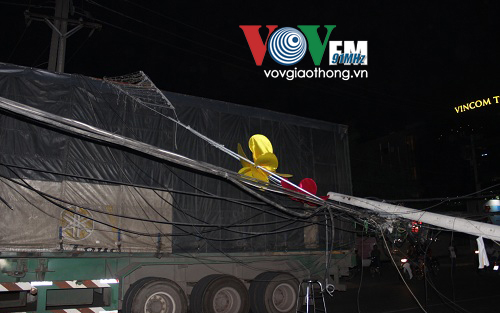 Cập tin tức vụ xe container k&eacute;o đổ gi&agrave;n đ&egrave;n treo tr&iacute; Tết Ất M&ugrave;i, may mắn kh&ocirc;ng ai bị thương