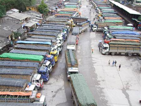 Tin tức giao th&ocirc;ng ng&agrave;y cuối năm cho thấy mức phức tạp của việc xử l&yacute; c&aacute;c xe chở h&agrave;ng xuất khẩu qua bi&ecirc;n giới