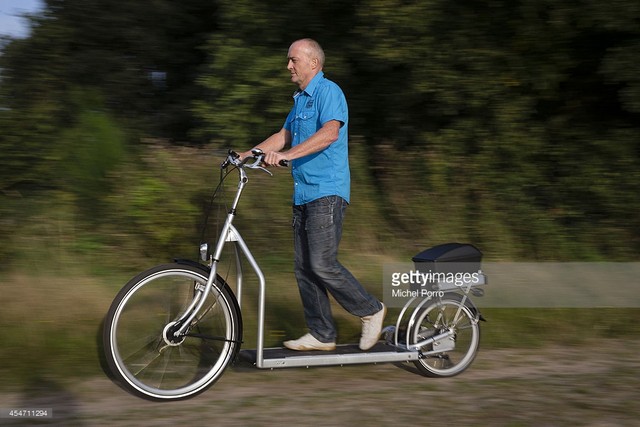 &Ocirc;ng Bruin Bergmeester tr&ecirc;n chiếc xe đạp đi bộ của m&igrave;nh. Ảnh: Getty Images