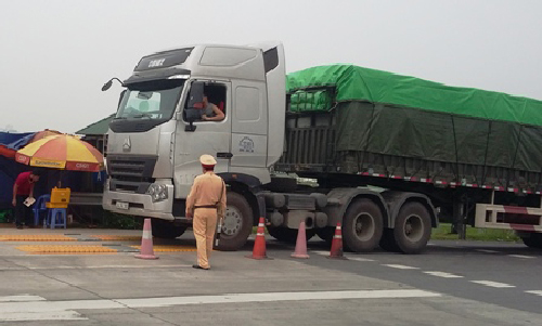 Xe qu&aacute; tải tấn c&ocirc;ng cao tốc Nội B&agrave;i - L&agrave;o Cai