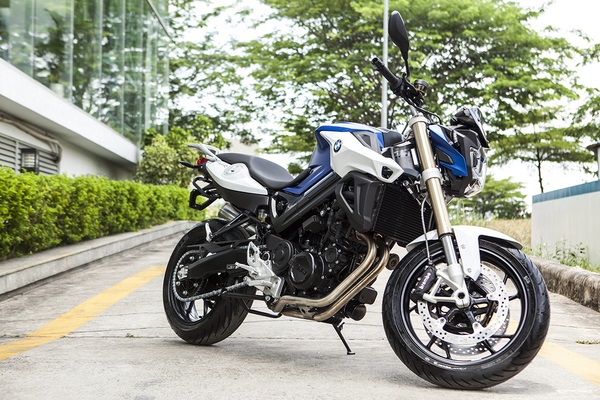 Ngoại h&igrave;nh g&oacute;c cạnh của xe BMW F800R 2015