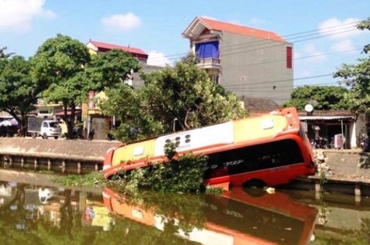  Xe kh&aacute;ch lao xuống s&ocirc;ng, h&agrave;ng chục người tho&aacute;t nạn