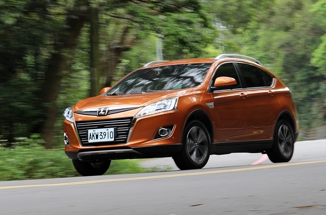 Luxgen U6 Turbo EcoHyper c&oacute; nhiều c&ocirc;ng nghệ hỗ trợ mới được b&aacute;n với gi&aacute; 800 triệu đồng.