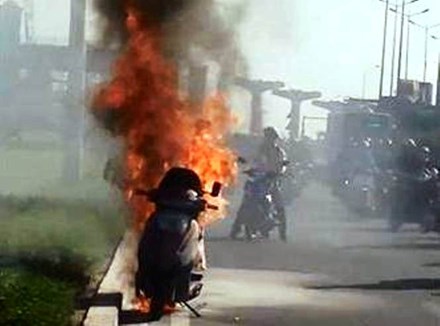 xe tay ga bốc ch&aacute;y ng&ugrave;n ngụt