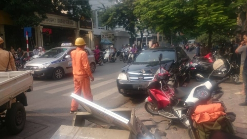 Nhiều phương tiện trên vỉa hè bị chiếc xe Nhiều phương tiện trên vỉa hè bị chiếc xe