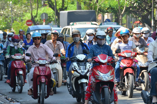 Xe &ocirc; t&ocirc;, xe máy và các phương ti&ecirc;̣n cơ giới phải n&ocirc;̣p l&ecirc;̣ phí quy định theo mức thu mới