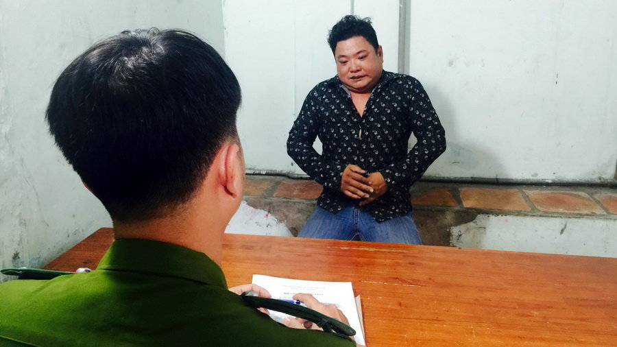 Trần Duyệt Tuấn tại cơ quan c&ocirc;ng an