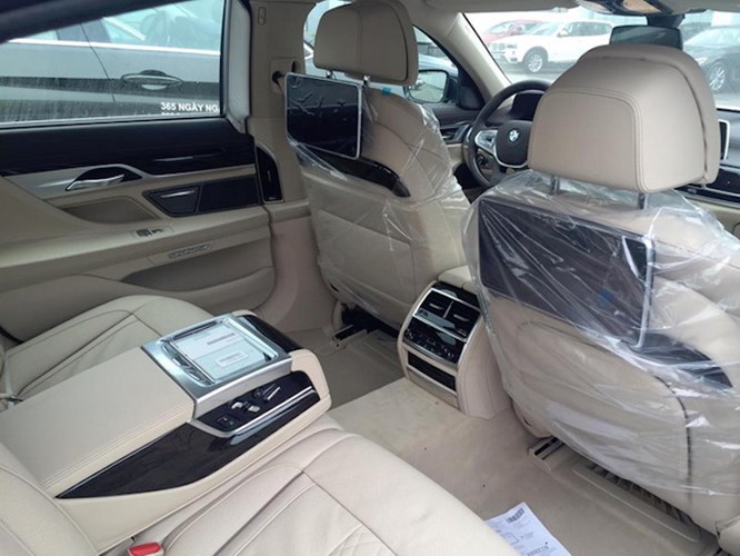 Xe sang BMW 750Li 2016 gi&aacute; 6,4 tỷ đầu ti&ecirc;n tại VN