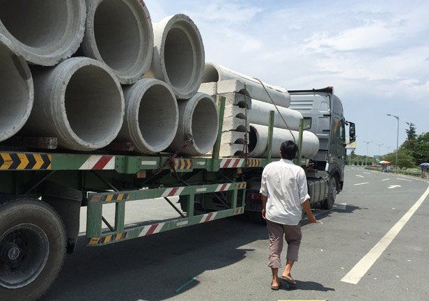 Cảnh xe tải chở ống cống kh&ocirc;ng được  chằng buộc chắc chắn khiến người đi đường sợ h&atilde;i