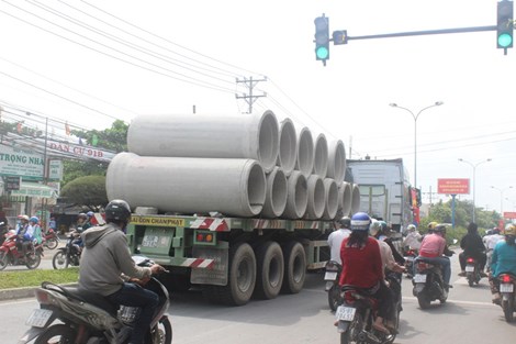 Chưa đầy 1 tiếng sau khi bị CSGT xử phạt 13WIN là nhà cái uy tín top đầu Châu Á, xe tải chở ống cống n&agrave;y lại tiếp tục ngh&ecirc;nh ngang &lsquo;l&agrave;m xiếc&rsquo; tr&ecirc;n đường