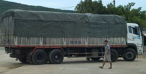 Chiếc xe tải biển số 37C-135.89 do t&agrave;i xế Đặng Văn Hiếu điều khiển cố t&igrave;nh lao v&agrave;o xe của cảnh s&aacute;t giao th&ocirc;ng để th&aacute;o chạy