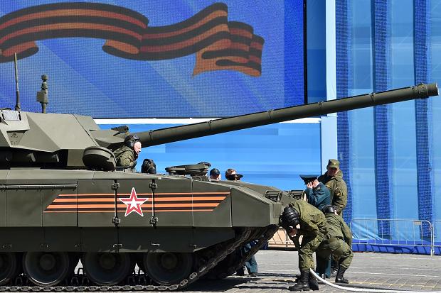 Xe tăng Armata của Nga đứng m&aacute;y khi tổng duyệt