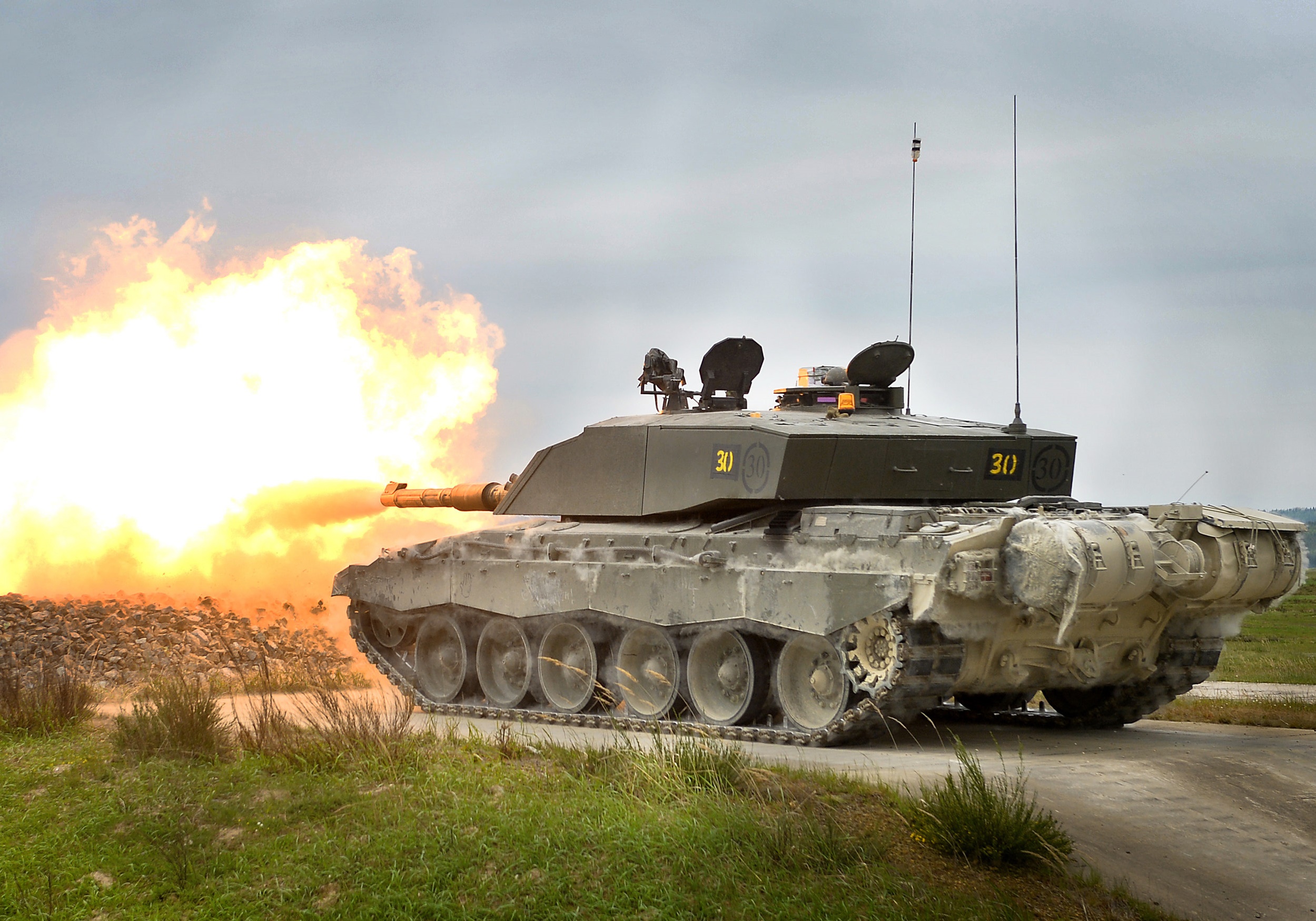 Hiện nay, xe tăng chiến đấu Challenger 2 đang được sử dụng trong quân đội Anh và Oman Hiện nay, xe tăng chiến đấu Challenger 2 đang được sử dụng trong quân đội Anh và Oman