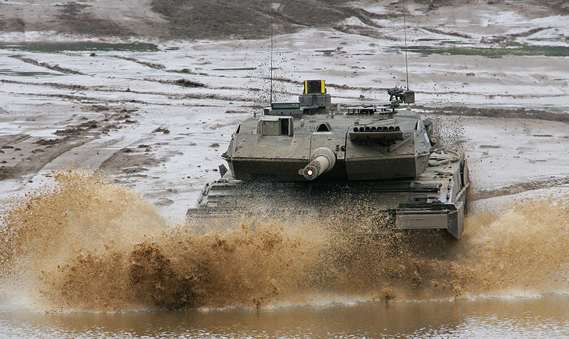 Xe tăng Leopard 2 được Krauss-Maffei Wegmann ph&aacute;t triển đầu thập ni&ecirc;n 70 v&agrave; đưa v&agrave;o bi&ecirc;n chế năm 1979
