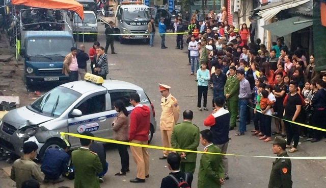 Hiện trường vụ tai nạn do xe taxi g&acirc;y ra tr&ecirc;n đường Hồng H&agrave;