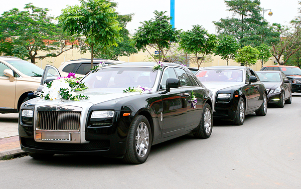Nhiều gia đ&igrave;nh thu&ecirc; cả đo&agrave;n xe phục vụ đ&oacute;n d&acirc;u