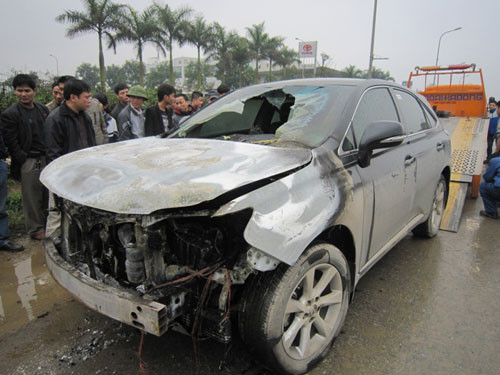 &ocirc; t&ocirc; ch&aacute;y do xăng đểu