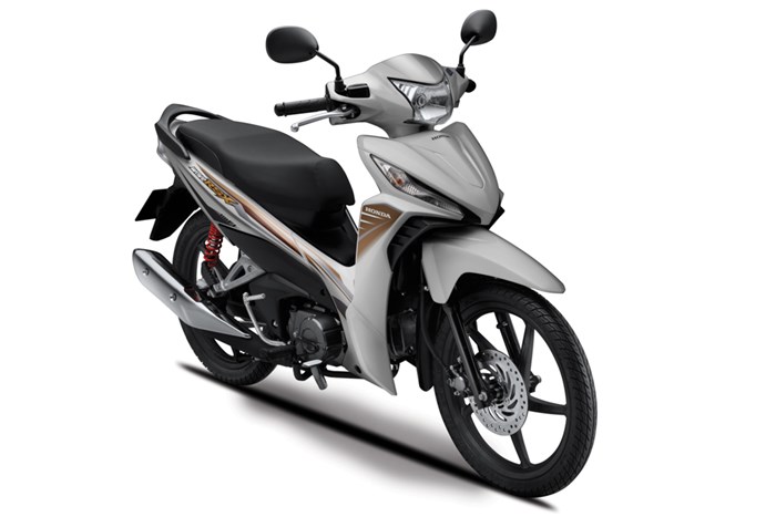 Phi&ecirc;n bản xe m&aacute;y Honda Wave RSX mới nhất bổ sung m&agrave;u mới trẻ trung hấp dẫn hơn nhưng vẫn giữ nguy&ecirc;n mức gi&aacute; cũ 