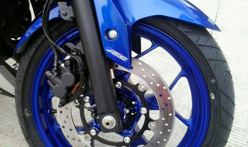 Điểm thay đổi ch&iacute;nh ở chiếc sportbike n&agrave;y ch&iacute;nh l&agrave; trang bị th&ecirc;m hệ thống chống b&oacute; cứng phanh