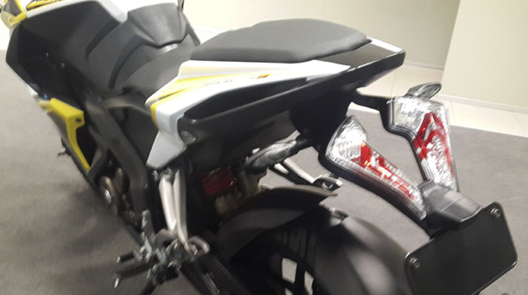 Đ&egrave;n hậu của mẫu xe m&aacute;y Pulsar 200 SS mới được thiết kế như vi&ecirc;n kim cương nằm t&aacute;ch biệt nhau