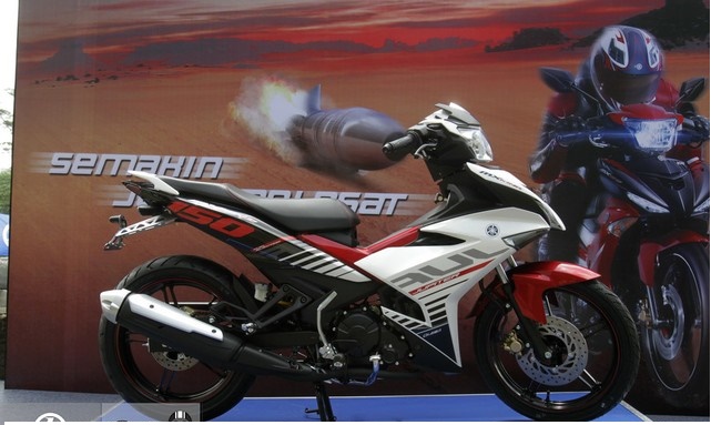Chiếc xe m&aacute;y mới nhất Yamaha Exciter 150 tại Indonesia c&oacute; m&agrave;u đen, trắng-đen v&agrave; đỏ-đen 
